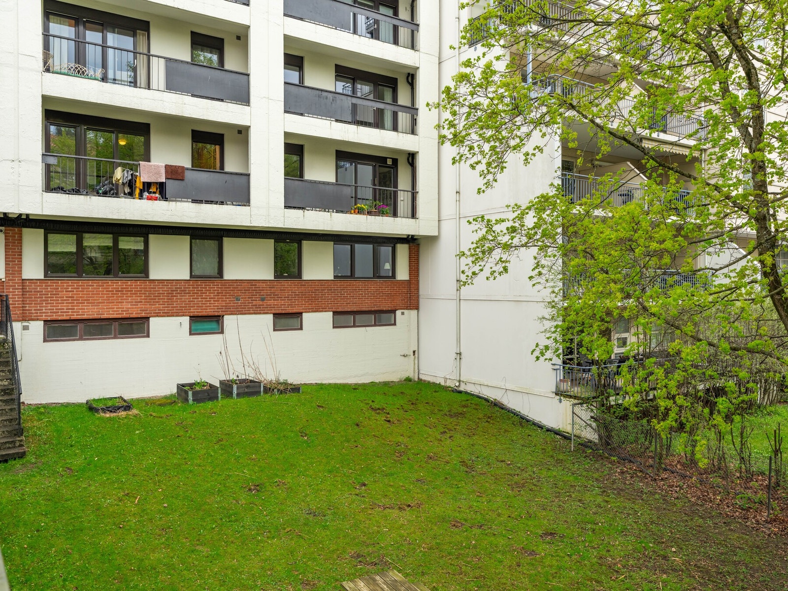 Her ser du hvor høyt oppe leiligheten ligger, uten direkte innsyn. Galleribilde