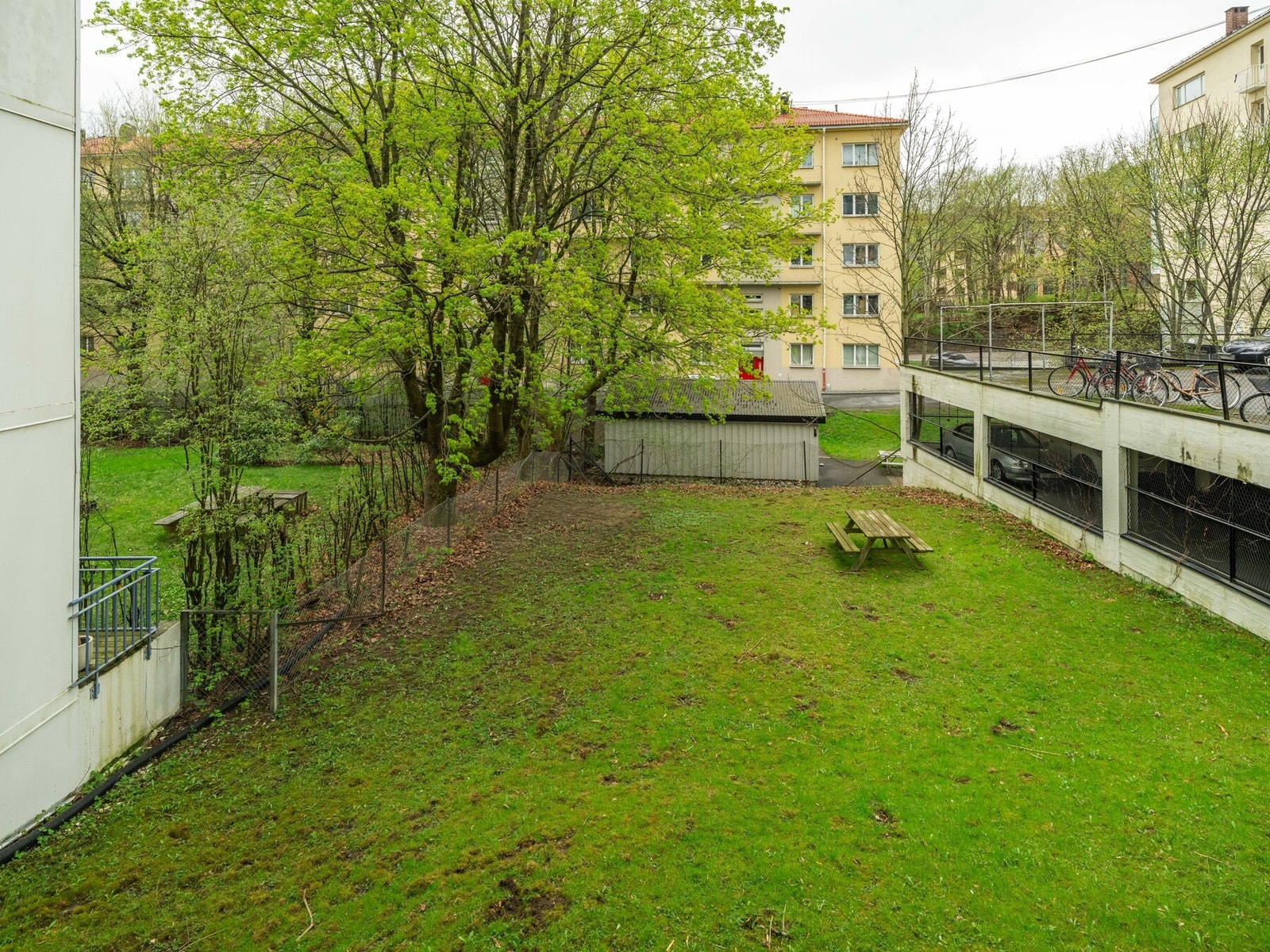 Den hyggelige bakgården kan fritt benyttes av beboerne og er en grønn oase rett utenfor leiligheten. Galleribilde