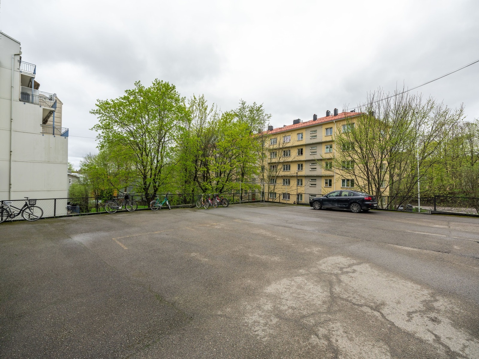 Sameiet har 25 parkeringsplasser i underjordisk garasjeanlegg og 12 parkeringsplasser i bakgård. Disse plassene leies ut etter venteliste. Galleribilde