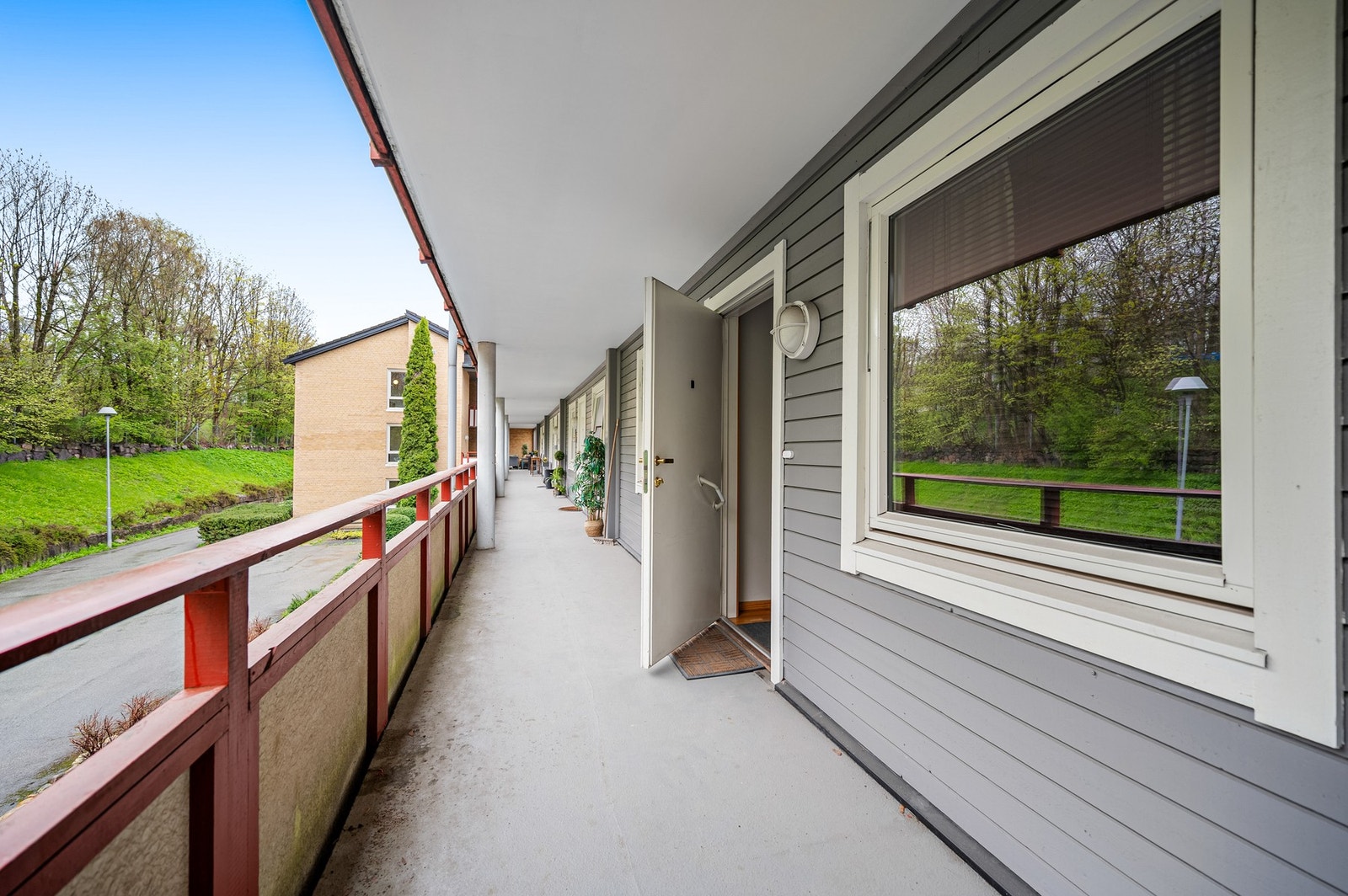 Svalgang med adkomst til leiligheten. Galleribilde