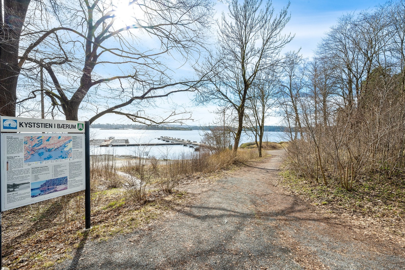 Det er kort vei til kyststi langs Veritasstranda. Galleribilde