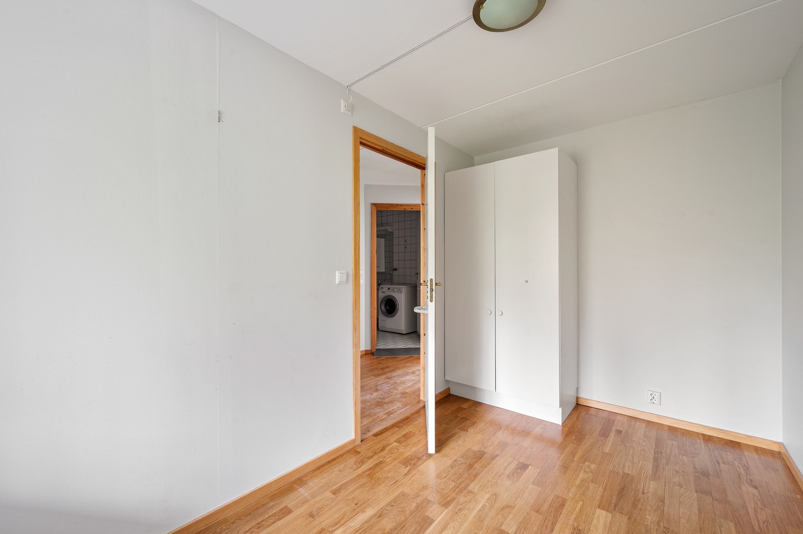 Rommet kan fint benyttes som gjesterom, barnerom eller kontor, innredet med garderobeskap. Galleribilde