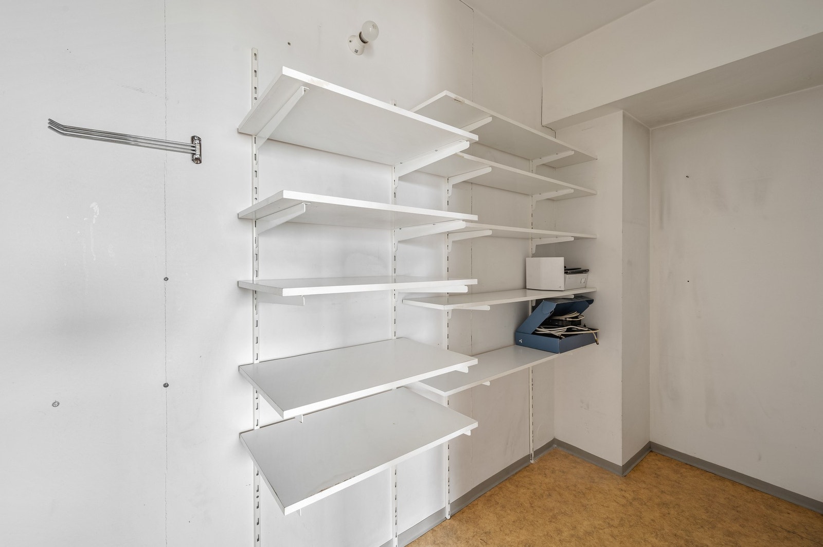 Det er adkomst fra kjøkkenet til en praktisk innvendig bod. Galleribilde