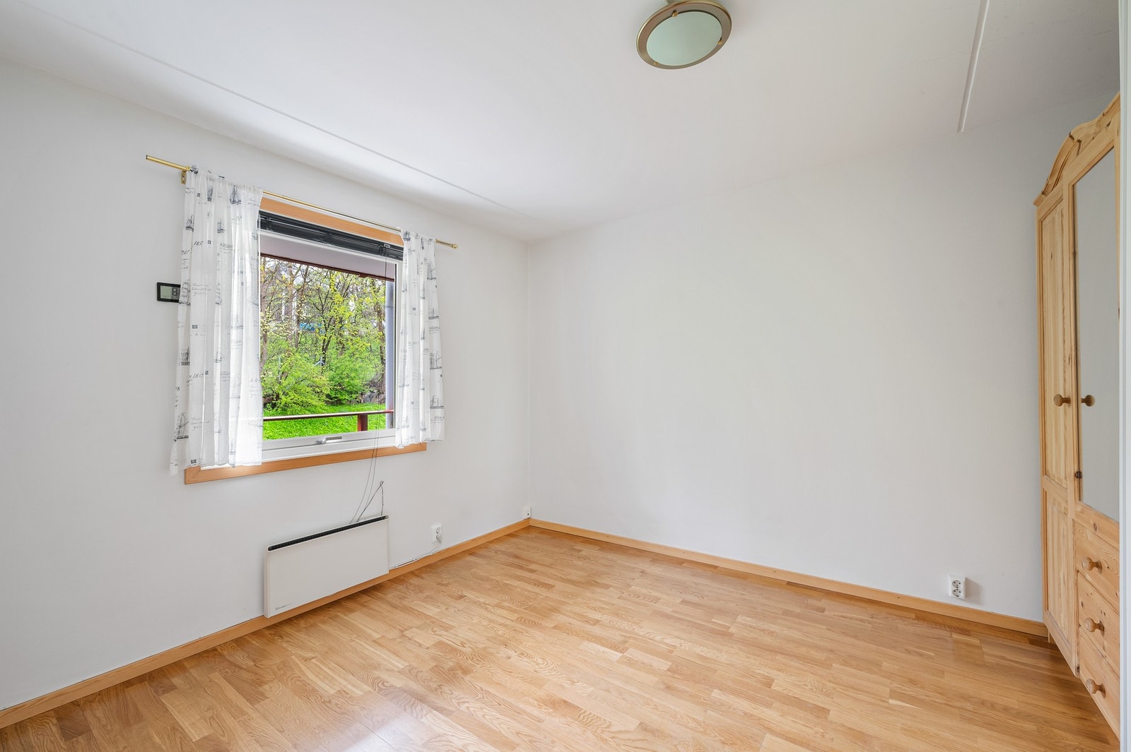 Soverom 1 er romslig med gode luftemuligheter. Galleribilde