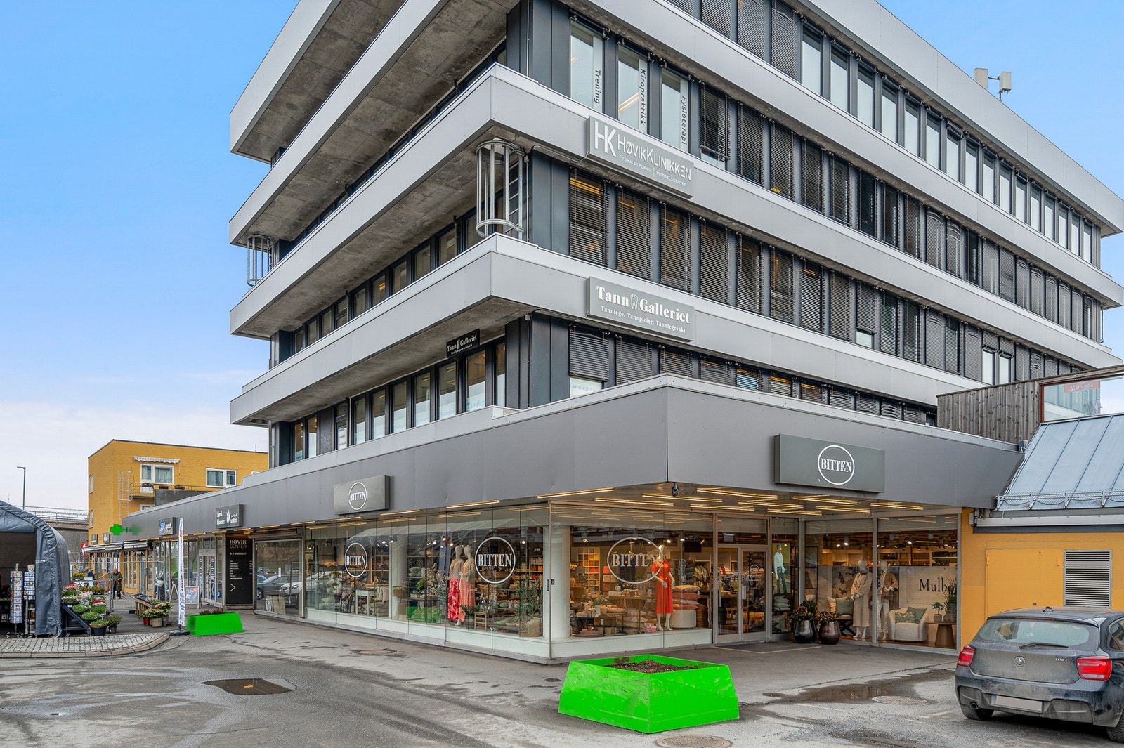 Lokalsenteret på Høvik med blant annet dagligvarebutikk, apotek, blomsterforretning og dyrebutikk, samt helserelaterte tjenester som legekontor, tannlege og treningssenter. Galleribilde