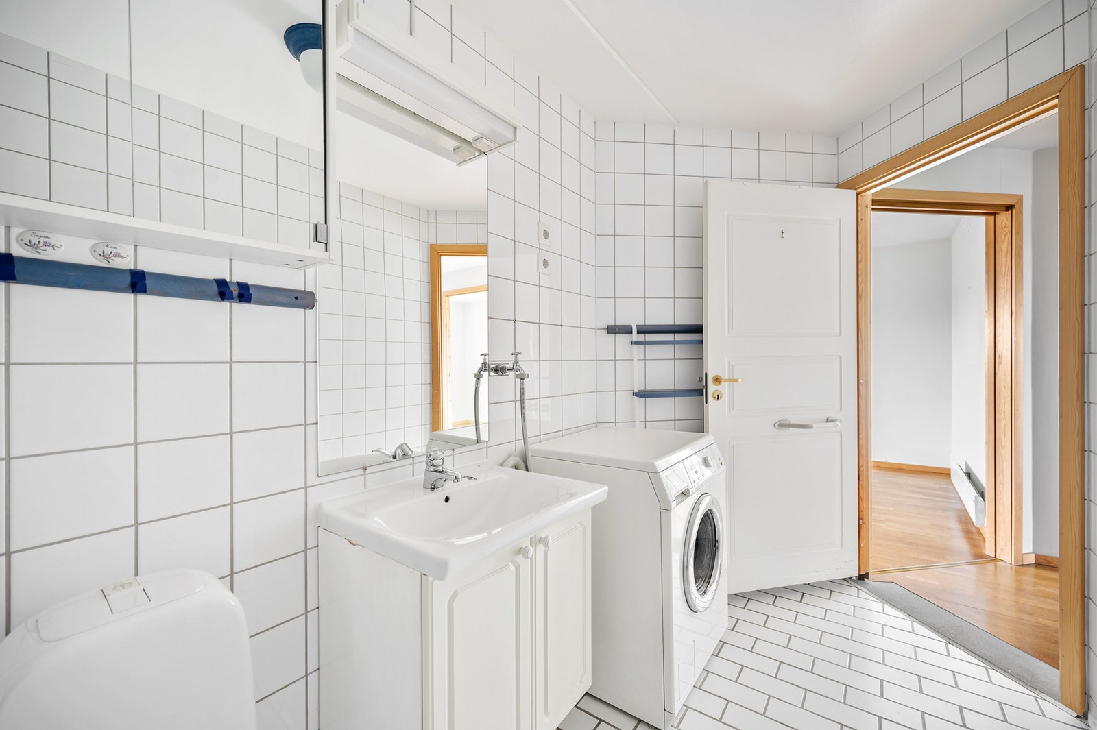 Det er opplegg for vaskemaskin på badet. Galleribilde