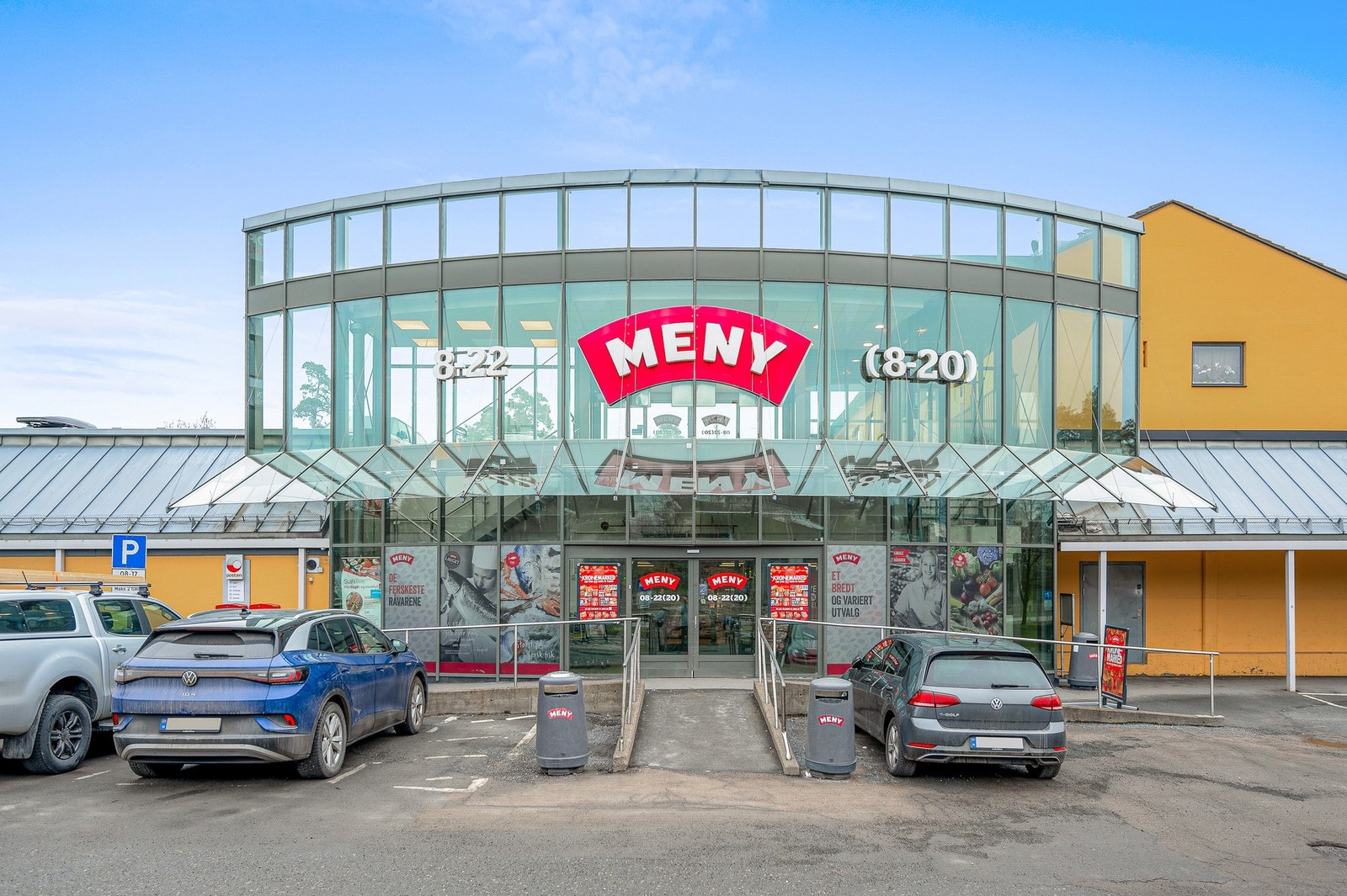 Meny på Høvik med et bredt utvalg og ferskvaredisk. Galleribilde