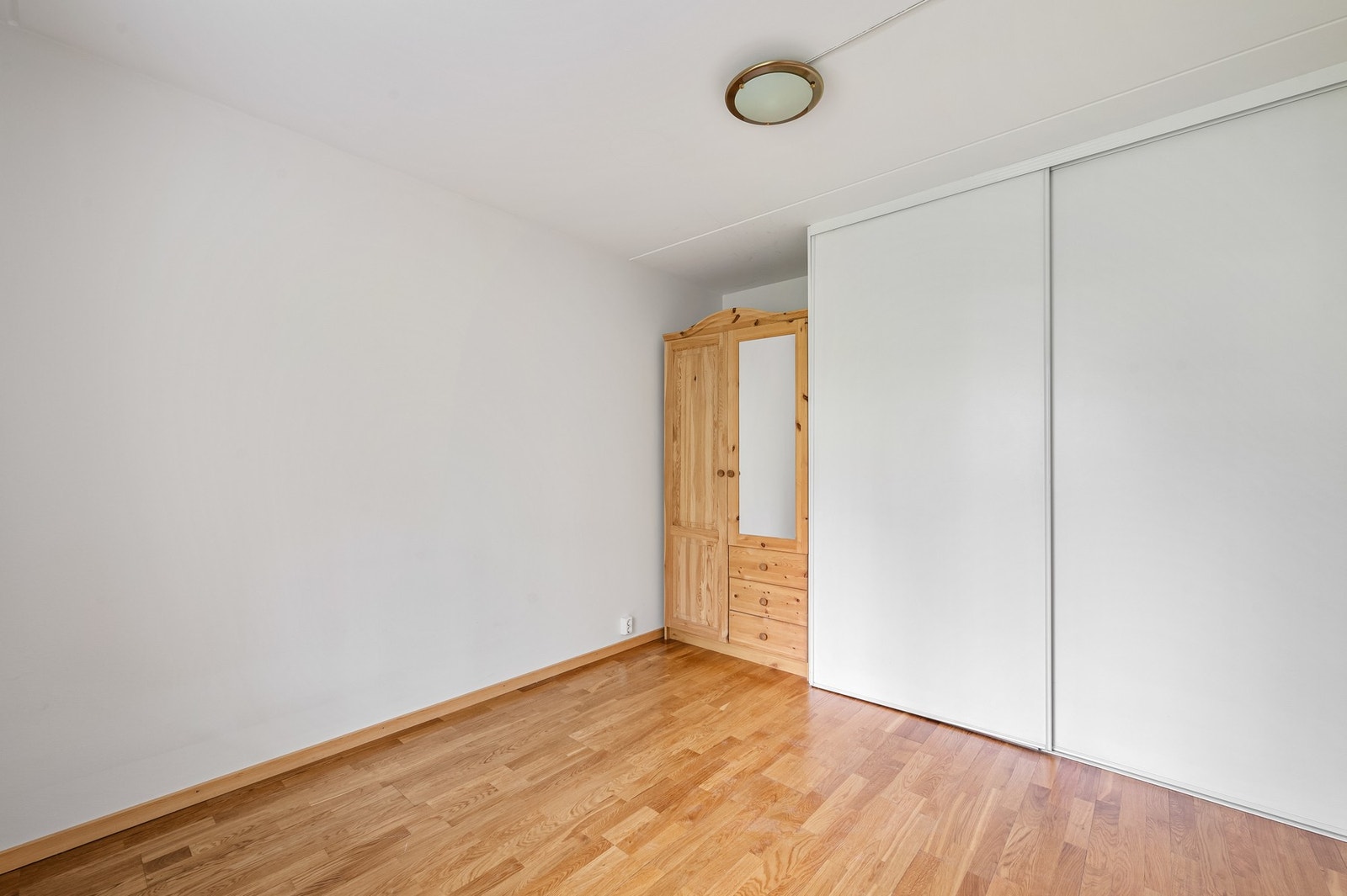 Rommet er innredet med en stor skyvedørsgarderobe og et frittstående garderobeskap. Galleribilde