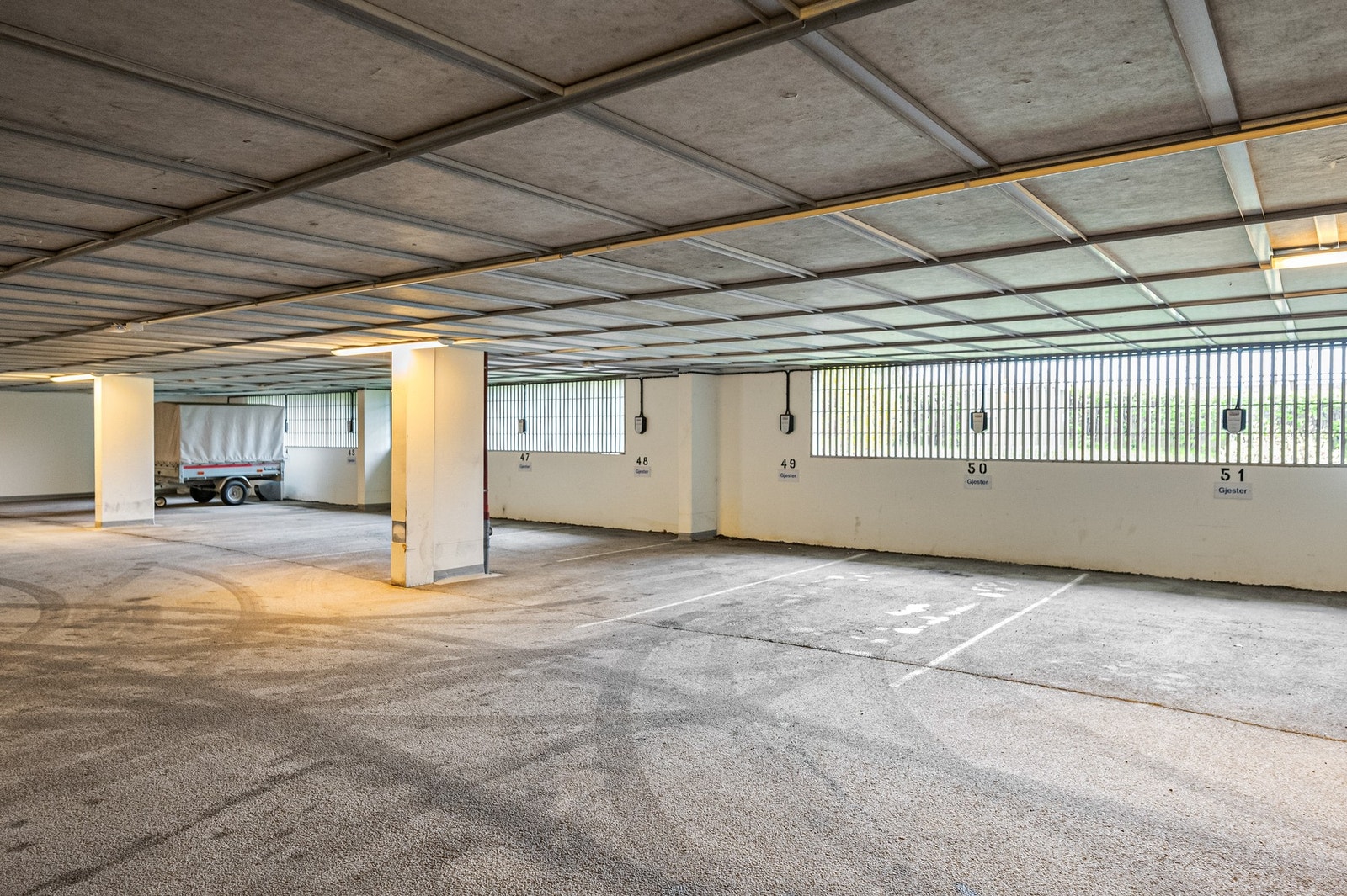 Leiligheten disponerer en garasjeplass med elbillader i felles garasjeanlegg. Sameiet har også en felles bilvaskeplass. Galleribilde