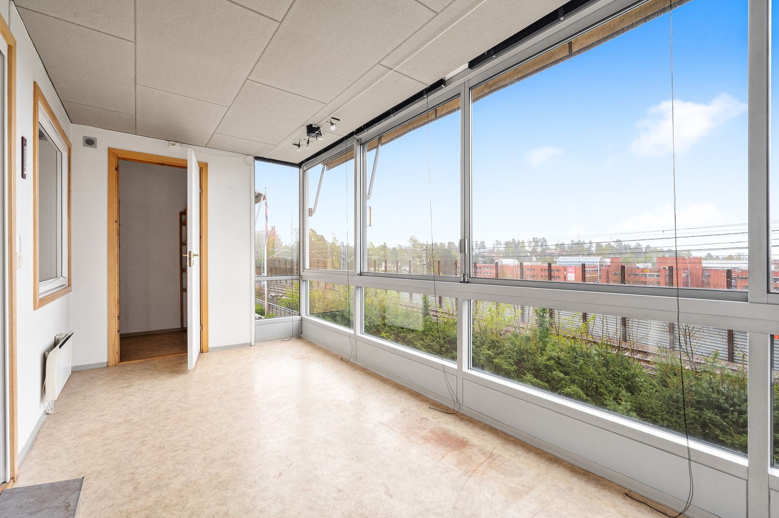 Det er montert markise på utsiden av innglassingen. Glasset kan enkelt skyves til side. Det er adkomst til en uisolert bod fra balkongen. Galleribilde