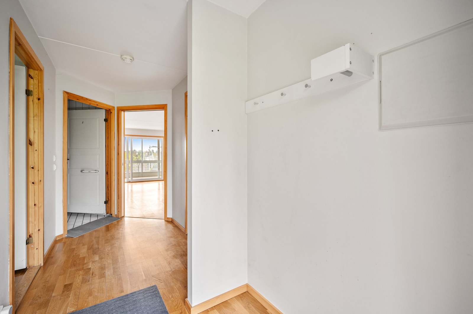 Entré med plass til å henge fra seg yttertøy. Egen nisje med mulighet for etablering av garderobeskap eller lignende. Galleribilde