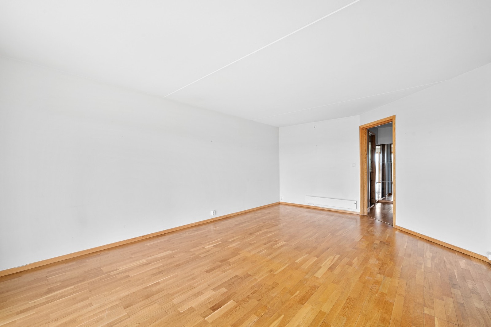 Stuen er av god størrelse med god plass til sofa og tv-møblement, eventuelt spisebord. Galleribilde