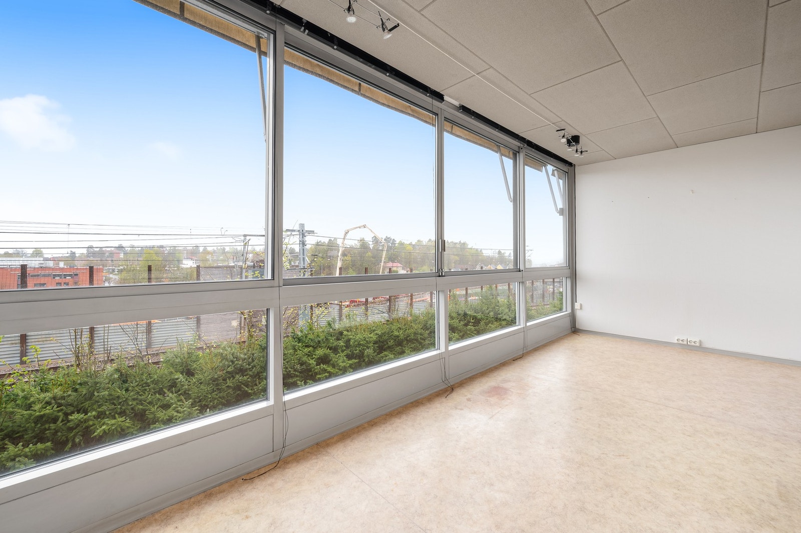 Stor og gjennomgående 3-roms selveier leilighet. Leiligheten har en stor innglasset balkong på ca. 14 kvm. Galleribilde