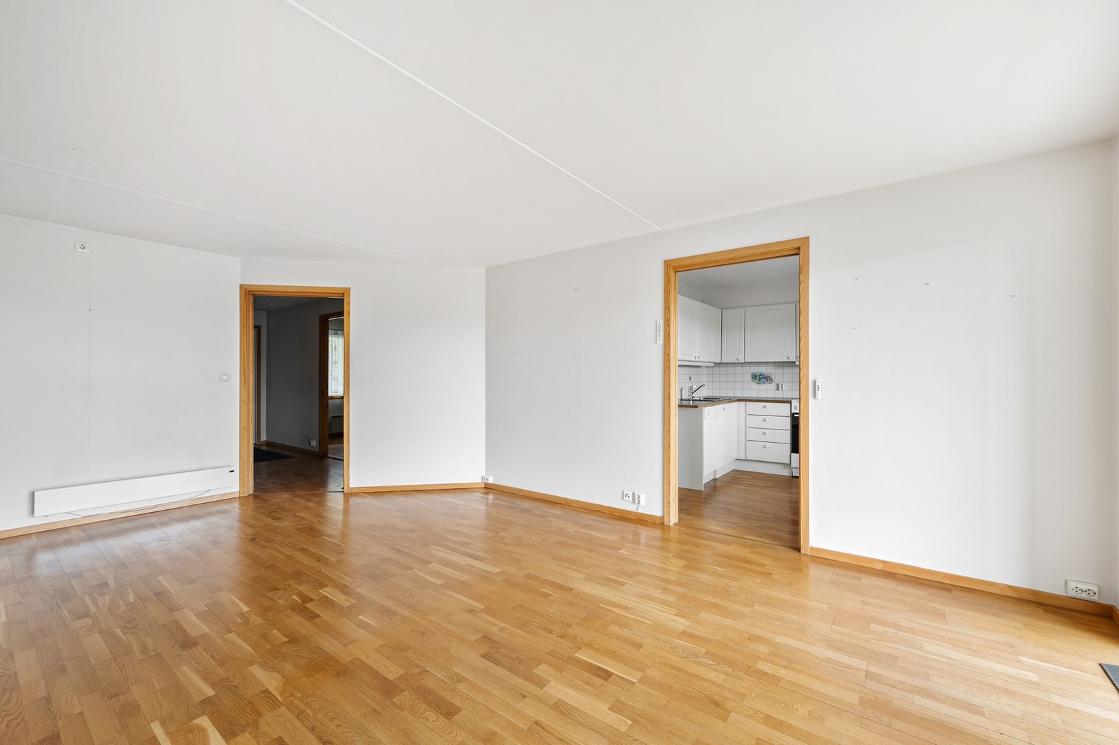 Adkomst til separat kjøkken fra stuen. Galleribilde