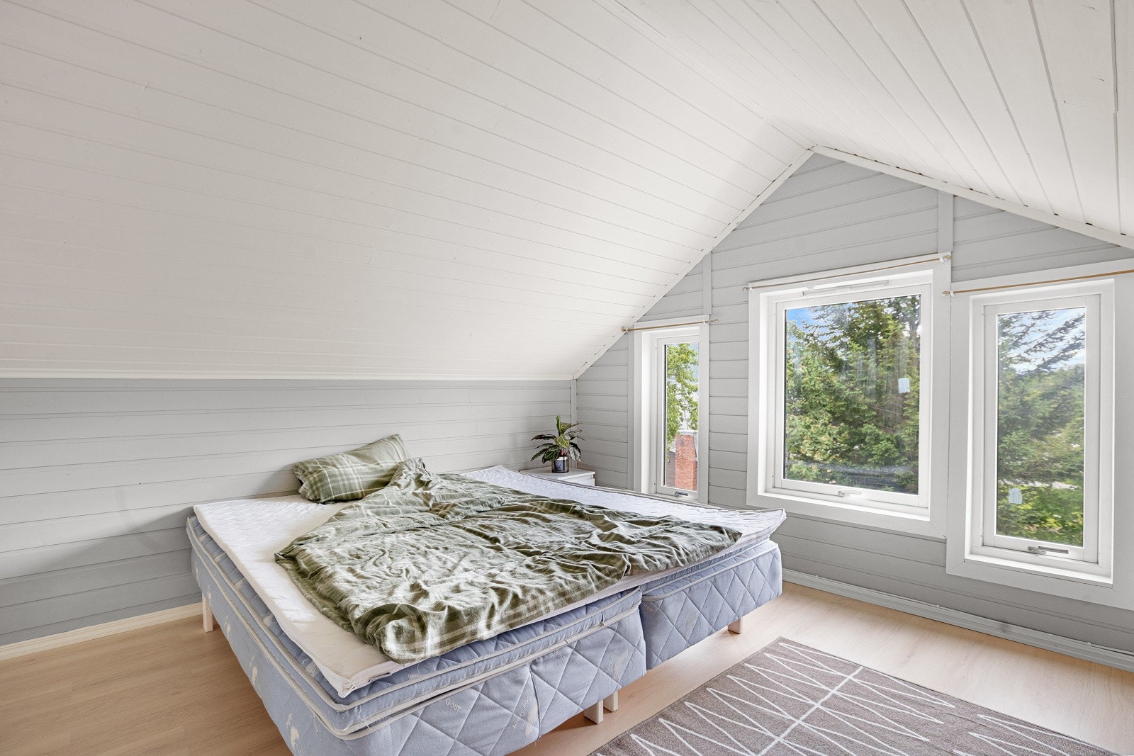 Godt med innslipp av naturlig lys på soverommet. Galleribilde
