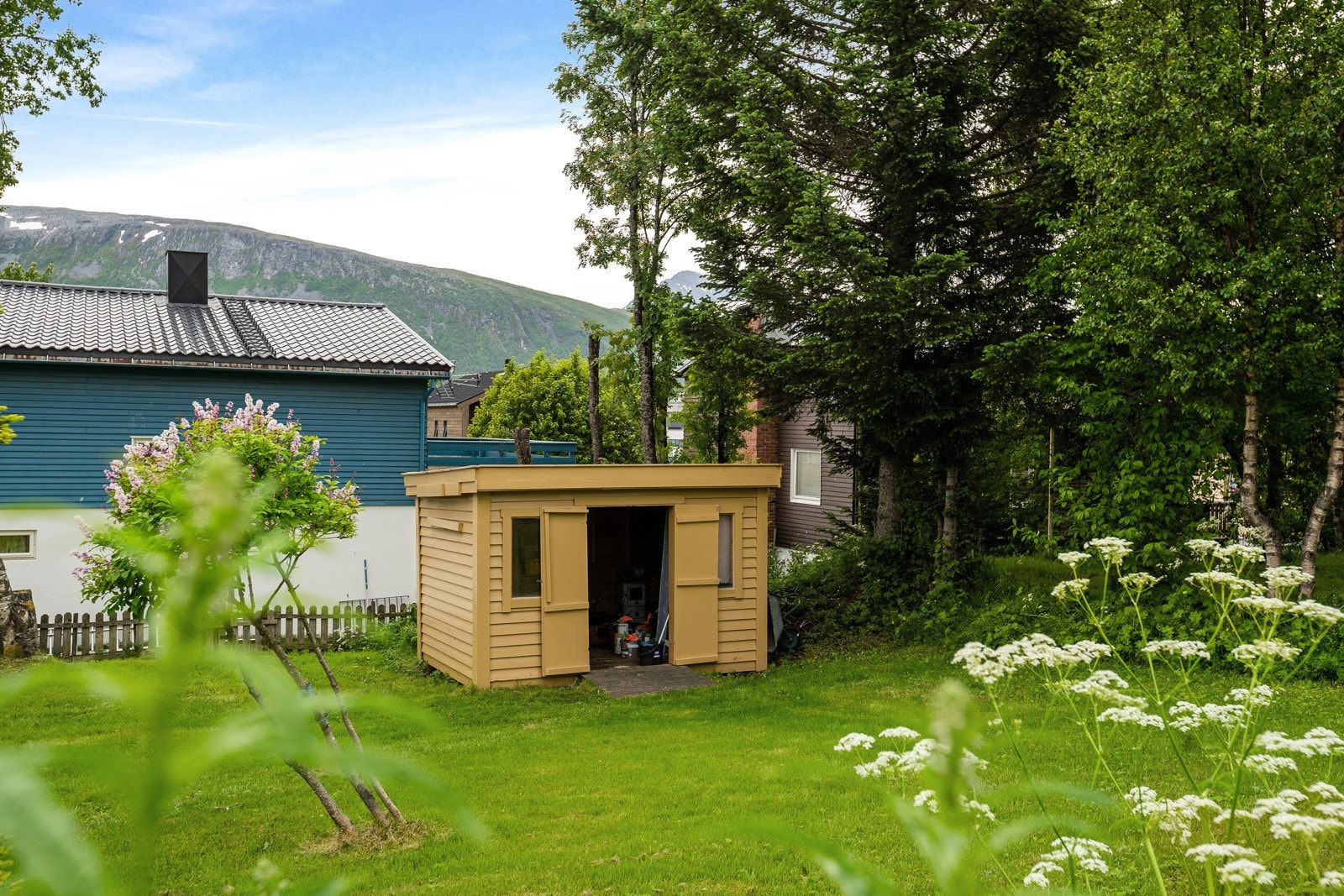 Seksjonen disponerer halvparten av denne uteboden, praktisk for lagring av hageutstyr! Galleribilde