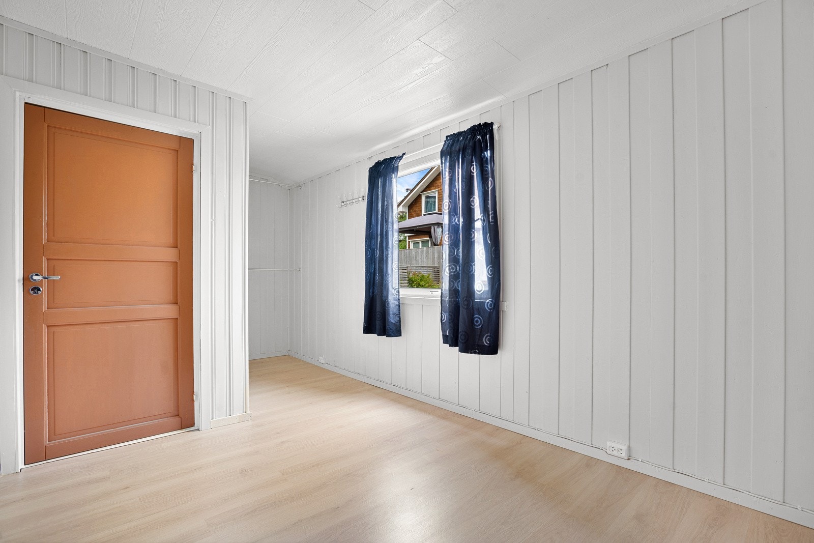 Soverommet i 1. etasjen er av god størrelse og kan fungere godt som hjemmekontor! Galleribilde