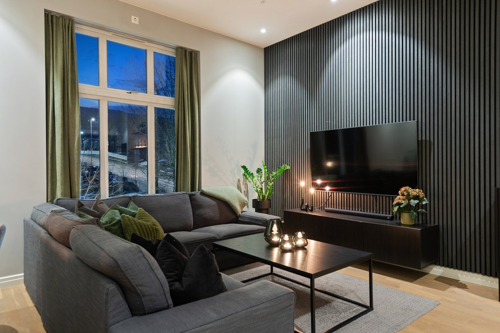 Store vindusflater som slipper inn rikelig med naturlig lys. Galleribilde