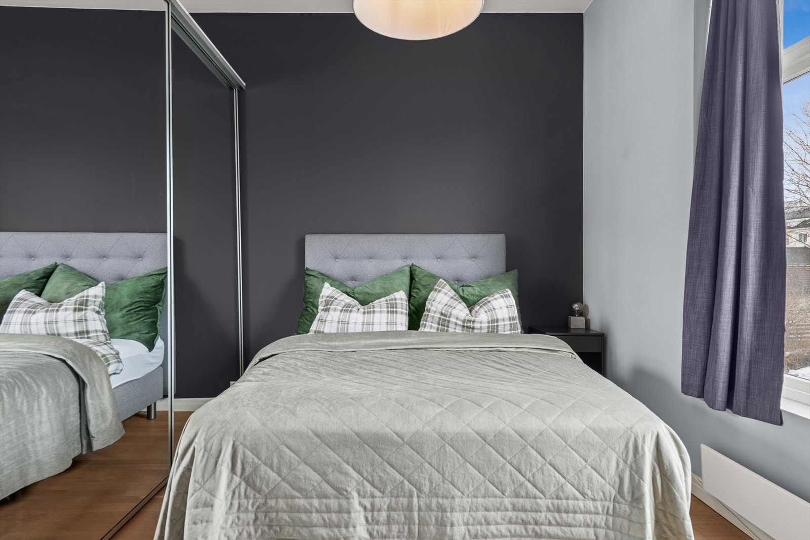 Soverom har skyvedørsgarderobe. Galleribilde