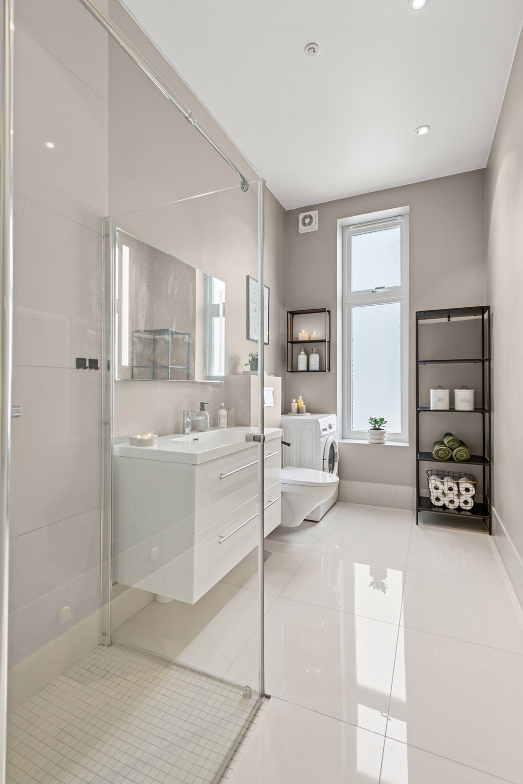 Lekkert baderom i moderne utførelse. Galleribilde