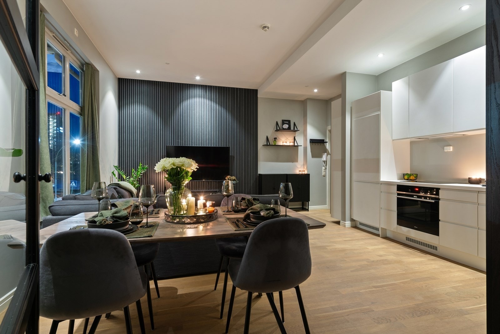 Lekker og moderne stue malt i lyse og behagelige farger. Galleribilde