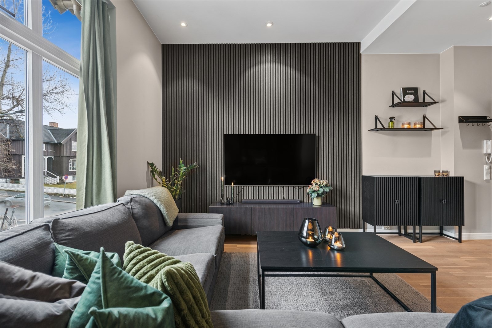 Innbydende stue med god plass til sofa- og spisegruppe. Galleribilde