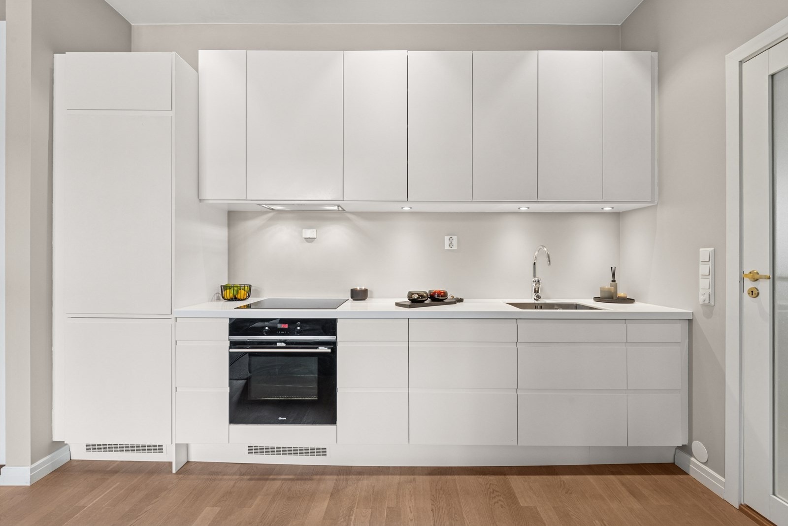 Kjøkken i hvit utførelse. Galleribilde