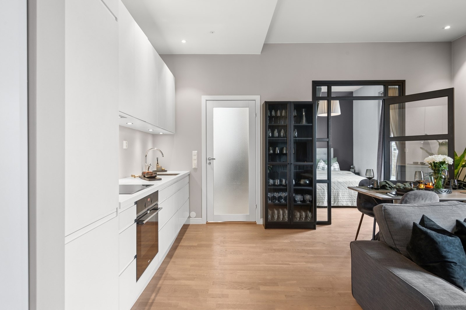 Moderne og tidsriktig kjøkken som har godt med skap- og benkeplass. Galleribilde