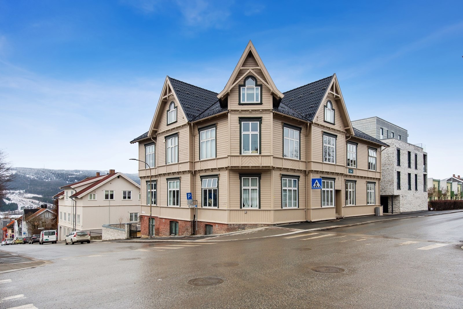 Moderne 2-roms leilighet med sentral og attraktiv beliggenhet like ovenfor gågata i Lillehammer sentrum. Fra leiligheten er det kort avstand til alt Lillehammer har å by på. Galleribilde