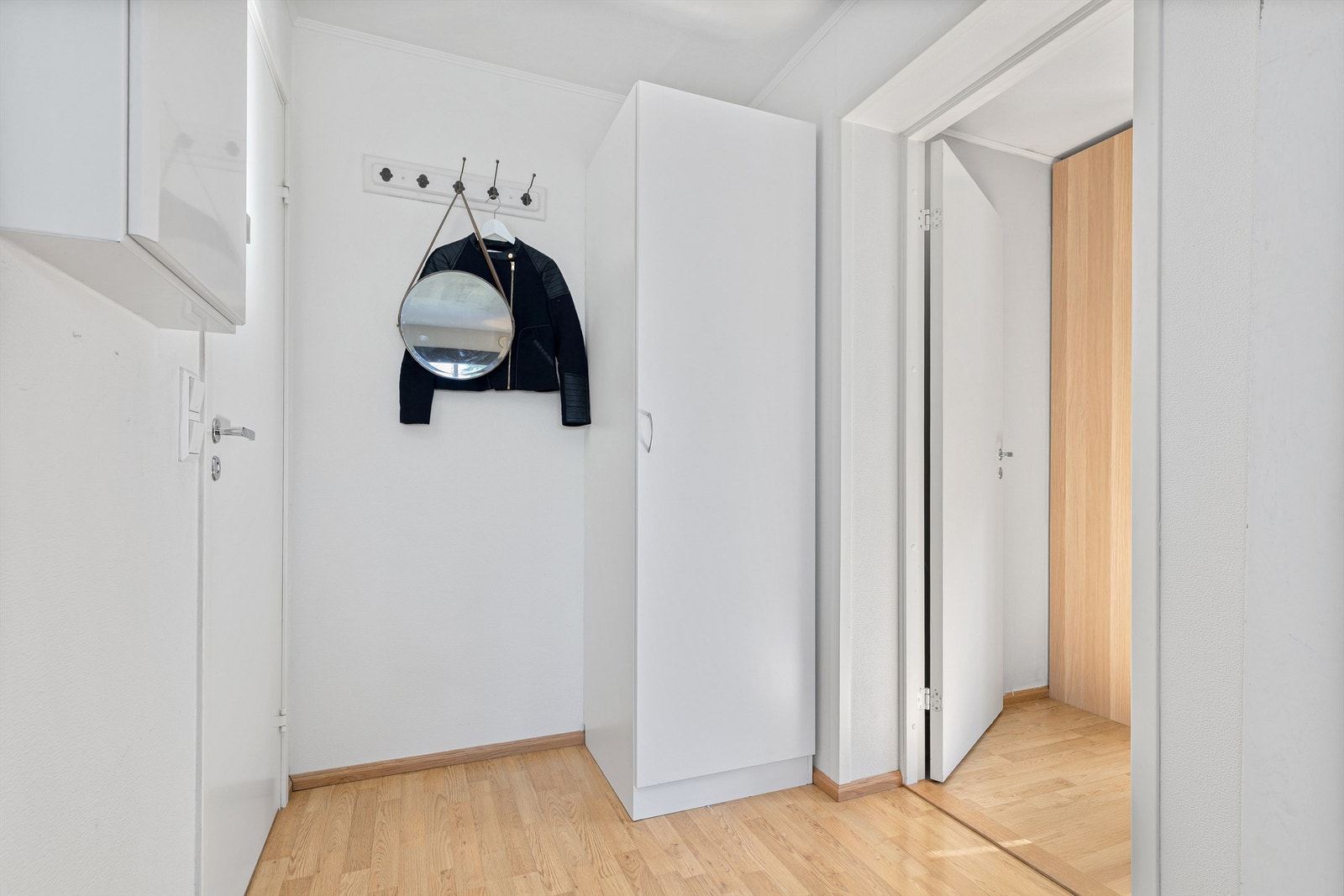 Romslig mellomgang med plass til yttertøy og garderobeskap Galleribilde
