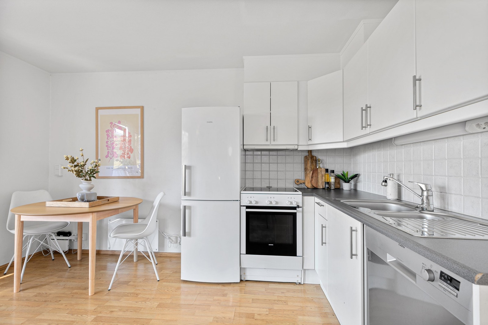 Denne koselige leiligheten har plass til både sofagruppe og spisebord Galleribilde