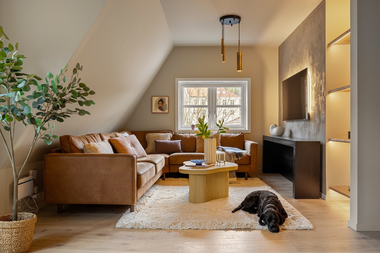 Boligen går over 4 plan med innredet kjeller og loft. Her fra andre etasje. Galleribilde