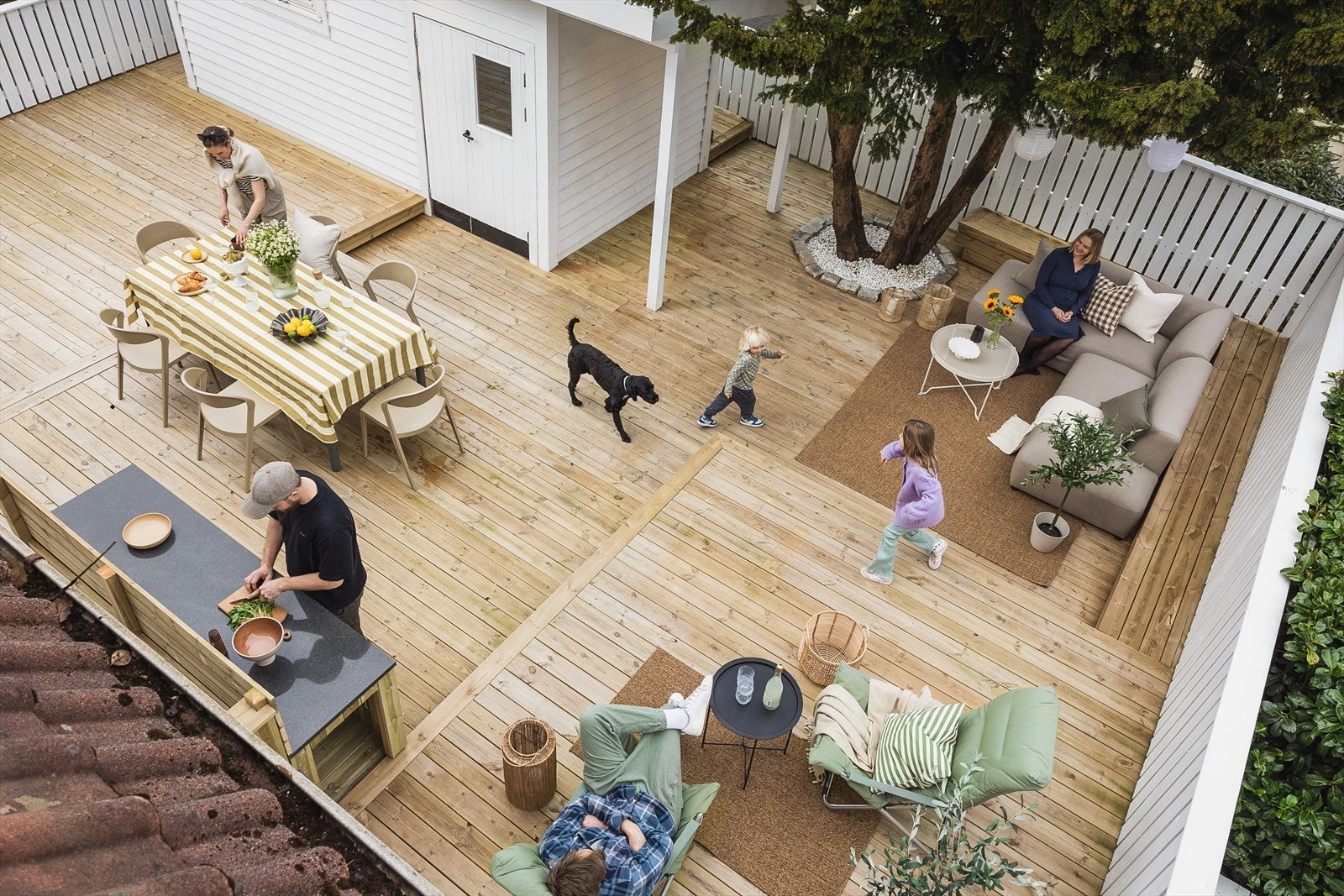 Uteområdet måles til 88 kvm. Her er det plass til flere sittegrupper, lounge områder, solsenger og grillplass - en fantastisk hage idyll! Galleribilde