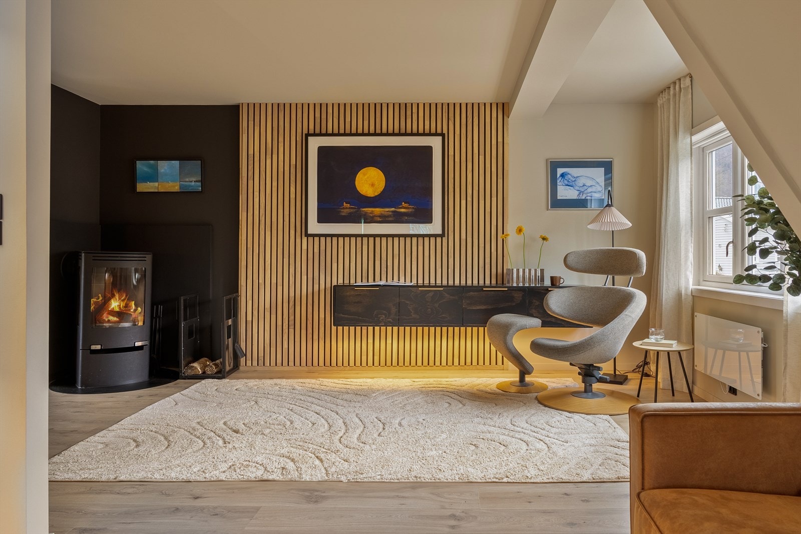 Rekkehuset har overflater i forskjellig materiale og finisher som skaper dybde og interesse. Galleribilde