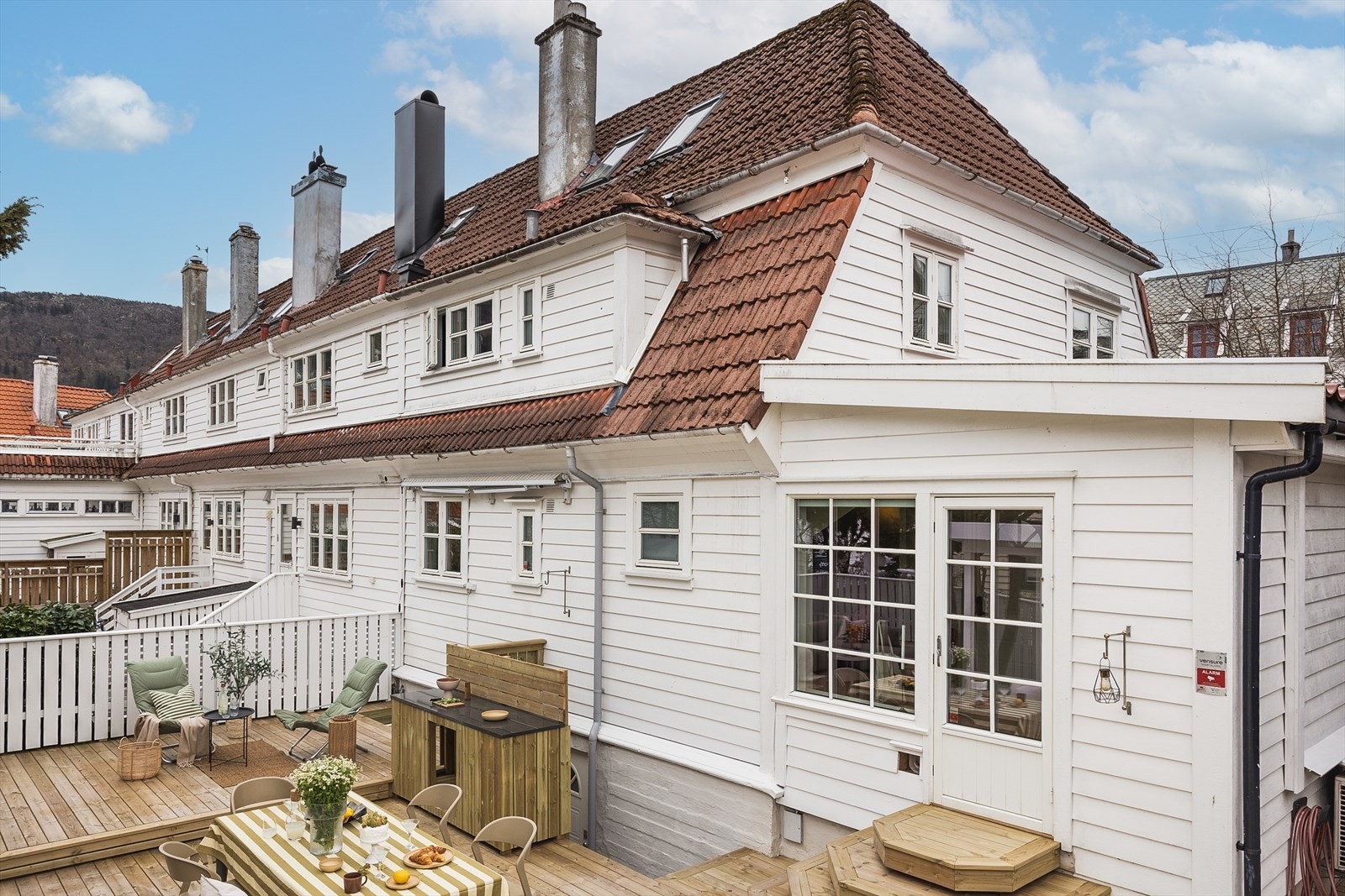 Boligen utstråler en god atmosfære med mange soner som inviterer til hygge og trivsel. Galleribilde