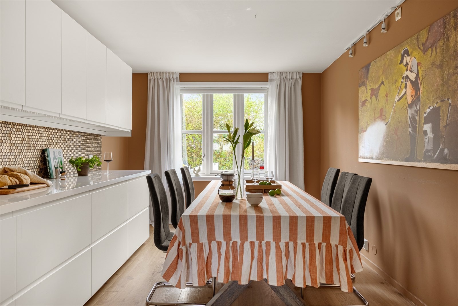 Det lekre kjøkkenet har stor plass til hyggelige middagsselskaper med opp til 12 gjester! Galleribilde