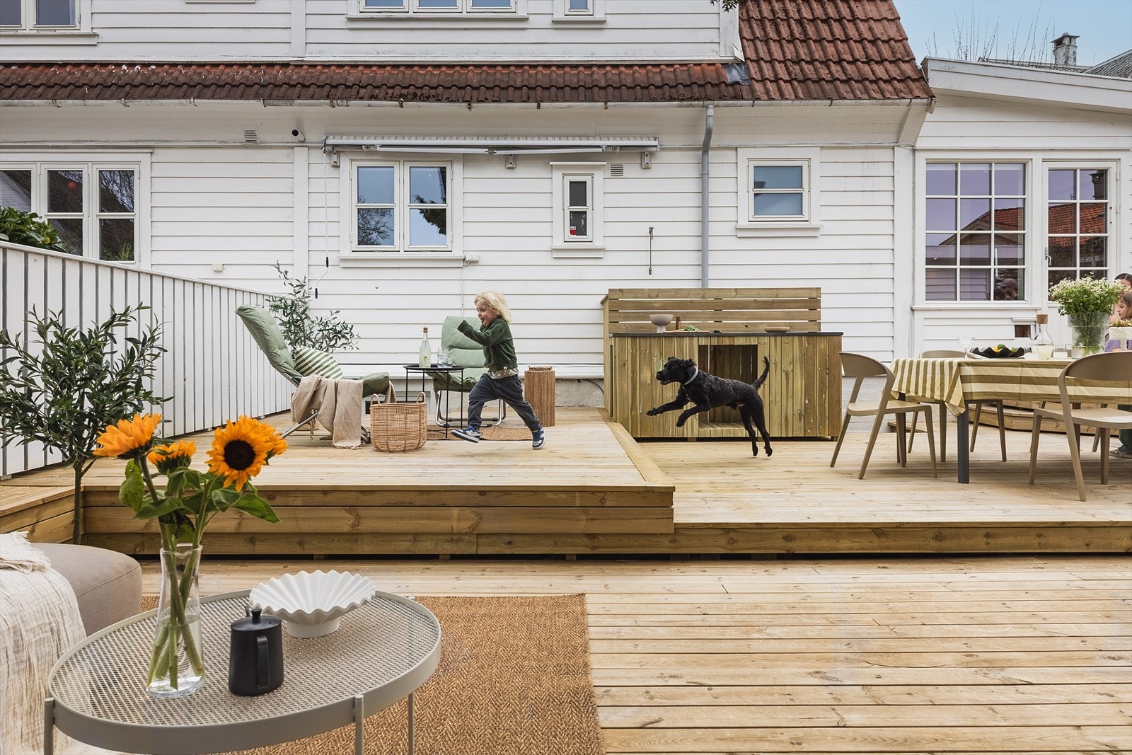Boligen har et fantastisk og solrik uteområde hvor både store og små vil trives! Galleribilde