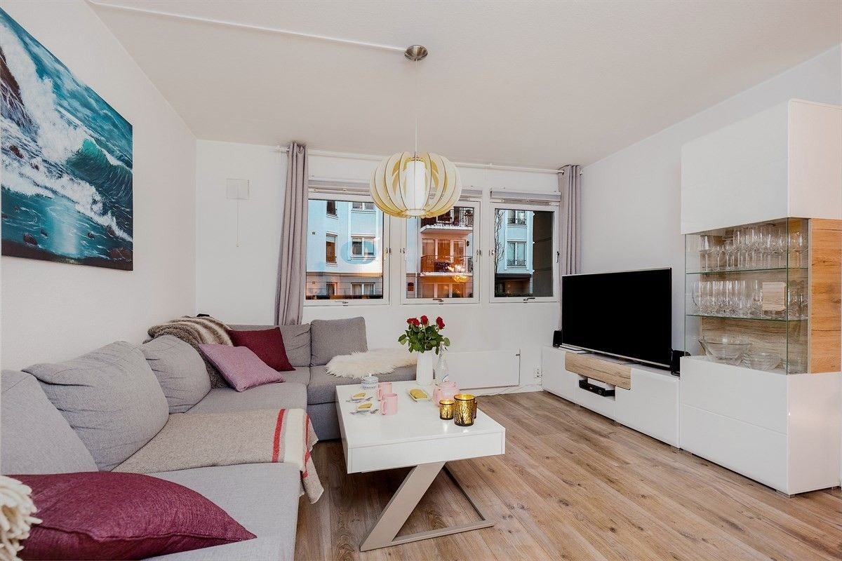 Stue med god plass til sofamøblement Galleribilde