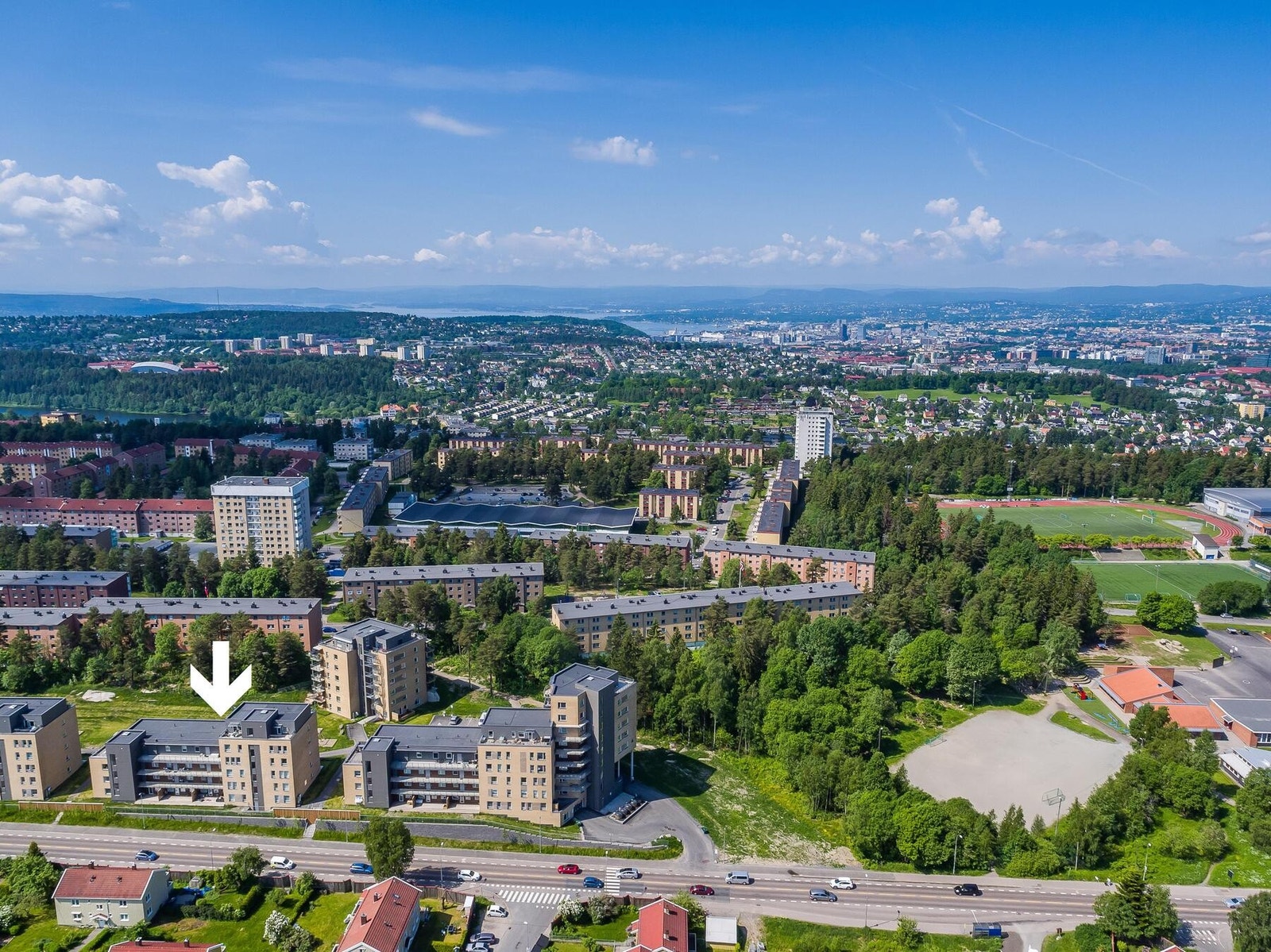 Oslo sentrum ligger godt innen rekkevidde via sykkel, offentlig kommunikasjon og bil, med alt det innebærer av hovedstadens fasiliteter og servicetilbud. Galleribilde