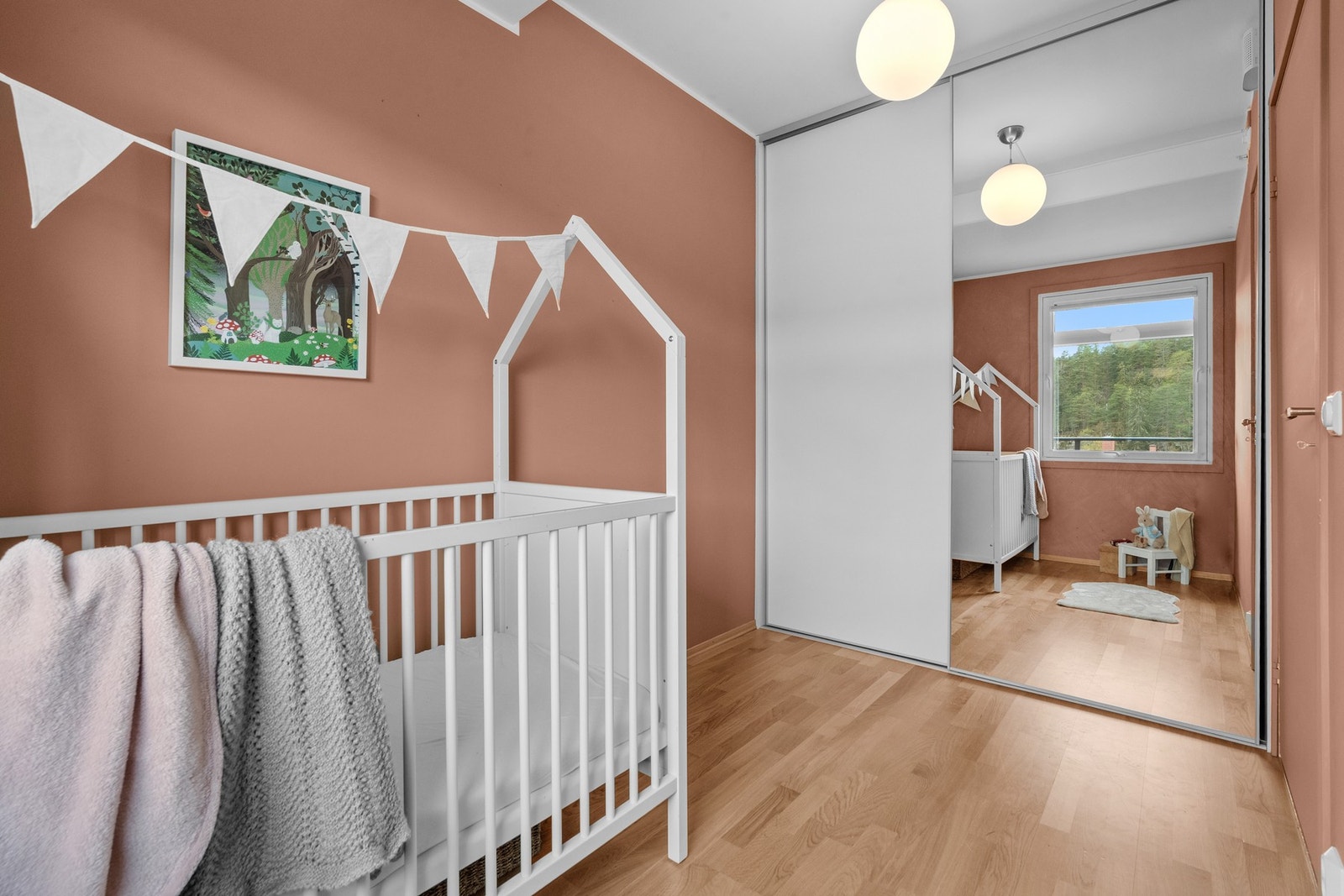 Rommet har godt med lagringsplass i en stor skyvedørsgarderobe. Galleribilde