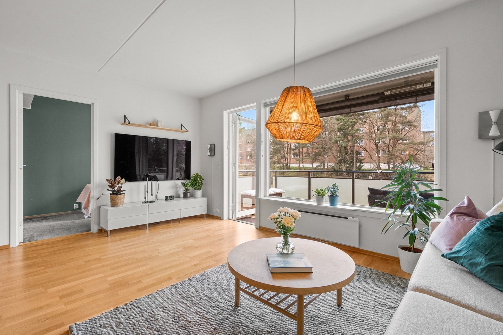 Stuen får godt med naturlig lysinnslipp fra store vindusfalter mot vest. Vinduene og balkongdøren er fra 2014. Galleribilde