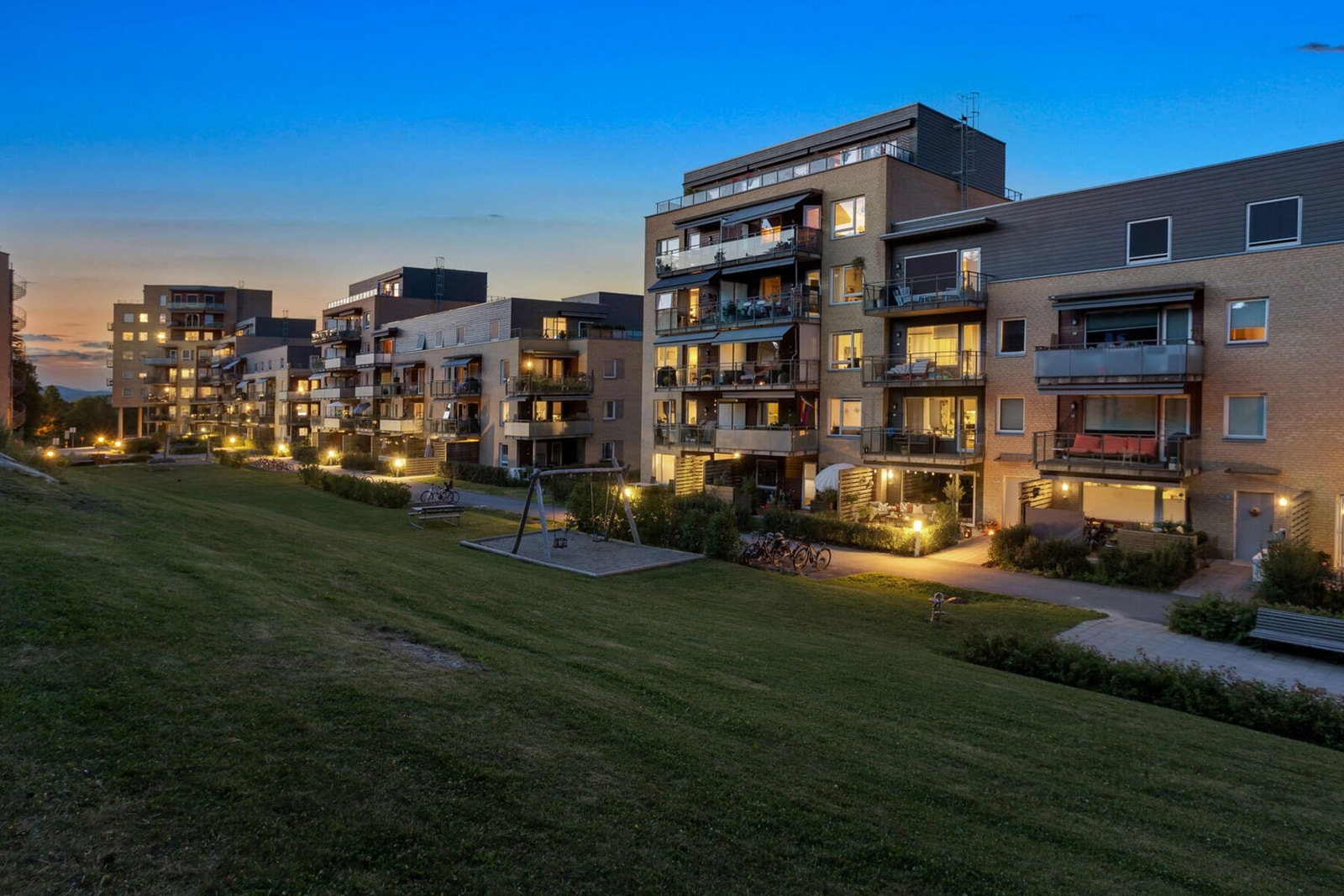 Kveldsstemning i Trasoptunet. Galleribilde