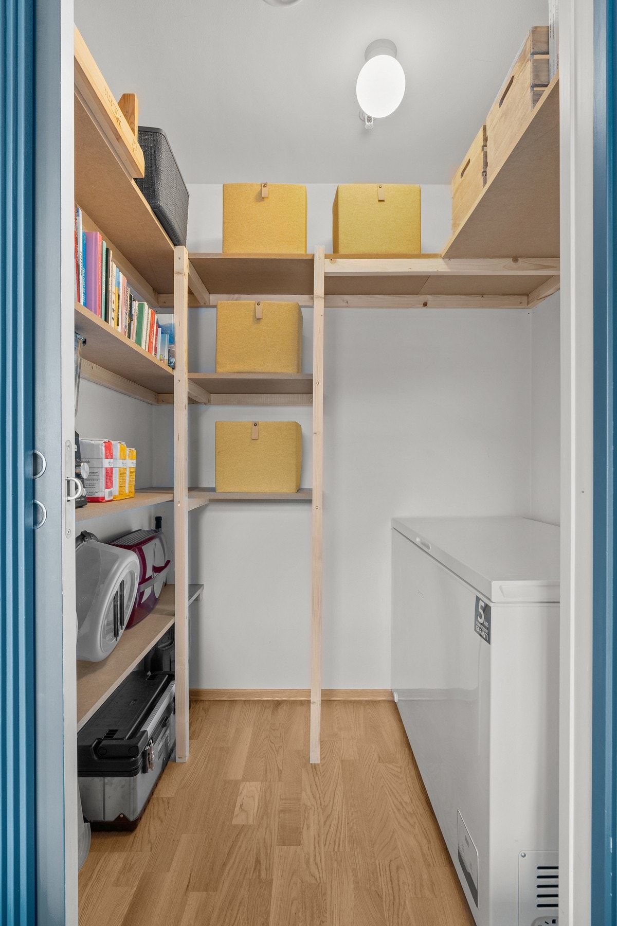 Rommet har også adkomst til en praktisk innvendig bod. Rommet passer også utmerket som et walk-in closet. Galleribilde