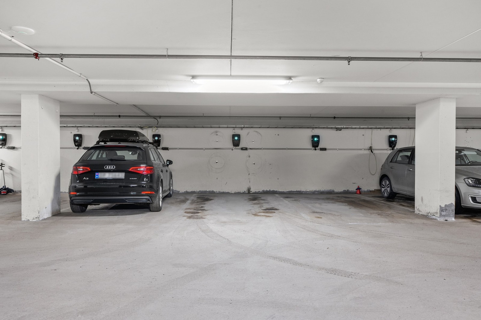 Leiligheten disponerer en parkeringsplass i felles garasjeanlegg som medfølger. Det er montert lader for el-bil. I tillegg har borettslaget gjesteparkering ute på fellesområdet. Galleribilde
