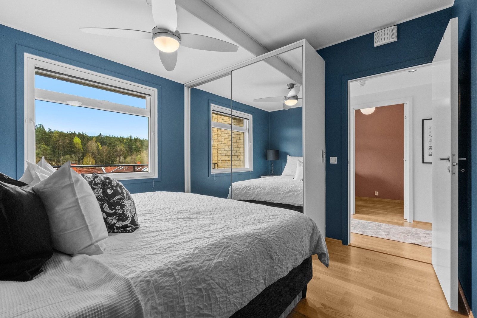 Hovedsoverommet er av god størrelse med plass til dobbeltseng og nattbord. Det godt med lagringsplass i en stor garderobe. Galleribilde