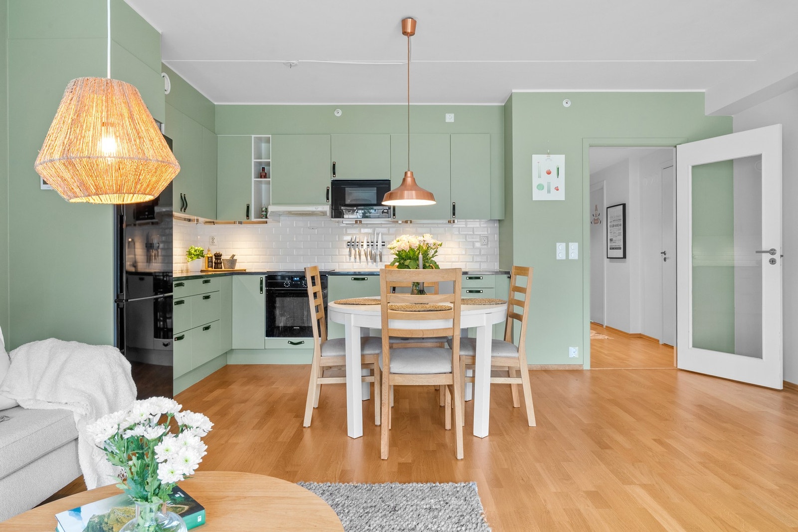 Videre er kjøkkenet utstyrt med integrerte hvitevarer som oppvaskmaskin, mikrobølgeovn, stekeovn og koketopp, samt ventilator, komfyrvakt og benkestikk. Galleribilde