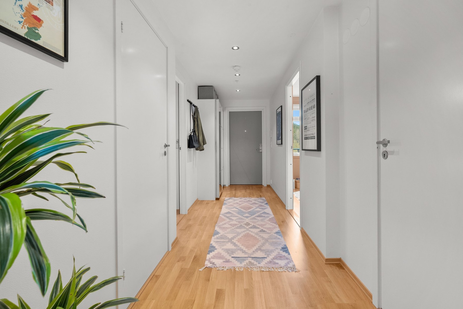 Vi tar turen videre via den romslige gangen og inn på badet. Galleribilde