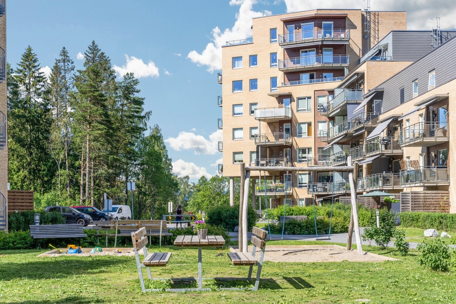 Til glede for de minste er det lekeapparater og mye boltreplass på området. Galleribilde