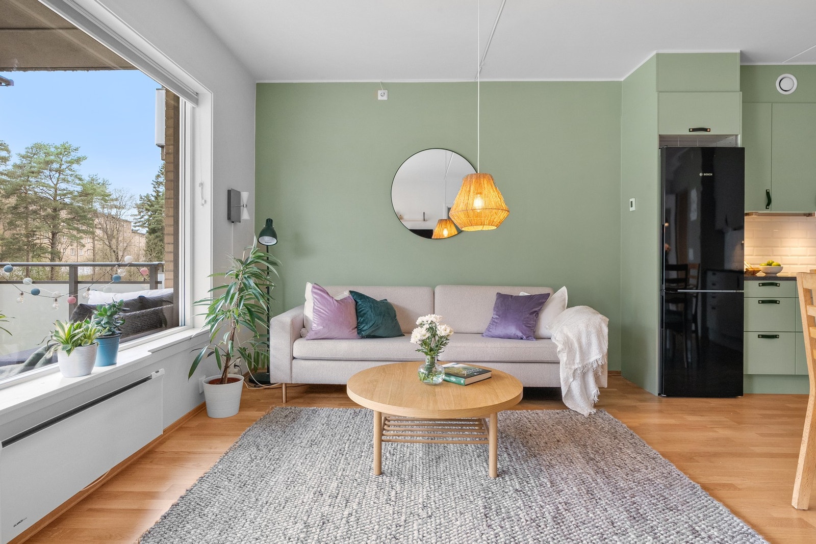 Her er det fin plass til sofa og tv-/mediastasjon. Både fibernett (1000/1000Mbps) og varmtvann (a-konto) er inkl. i felleskostnadene. Galleribilde