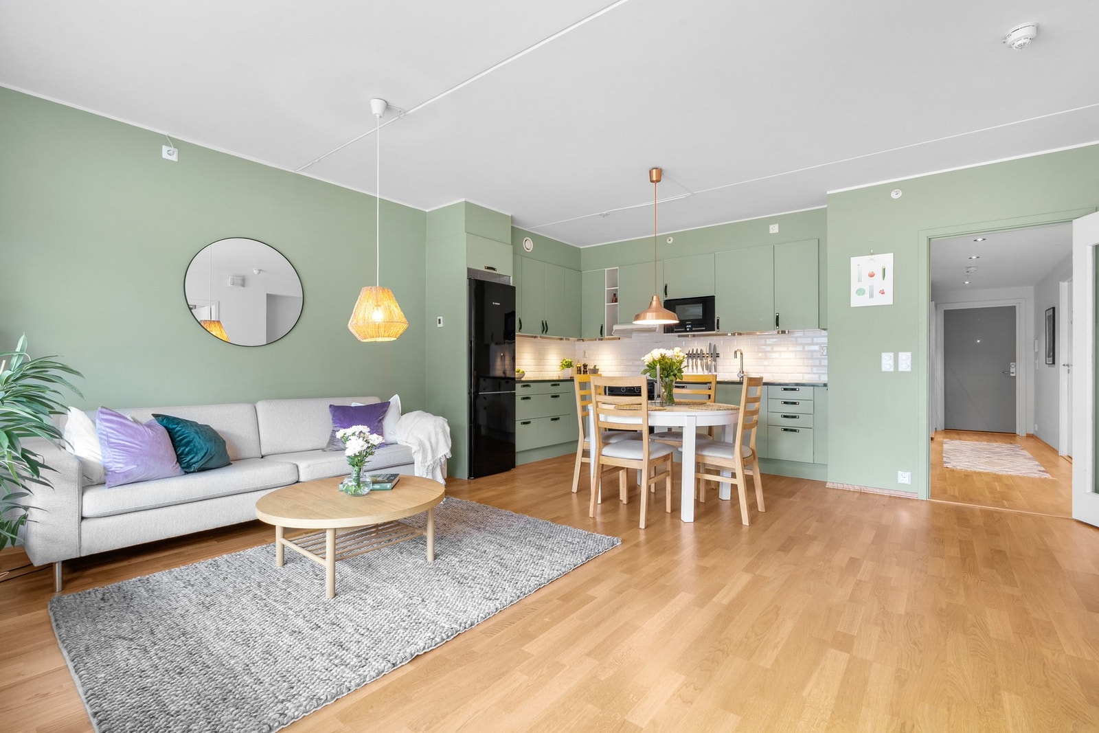 Kjøkkenet har et tidsmessig og pent design med gode benkeflater, mye oppbevaringsplass og fine detaljer. Galleribilde